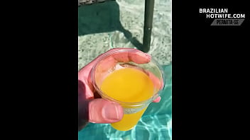 Esposa gostosa excitando os machos pelo hotel com micro biquíni