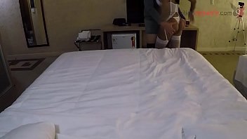 Fazendo amor com a gostosa do corno enquanto ela fala com o manso