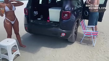 Vadia de corno na praia fazendo ménage