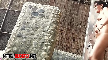 Voyeur faz filmagens incríveis com mulheres peladas em praia naturalista