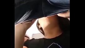 Esposa sugando a rola do macho na frente do corno manso